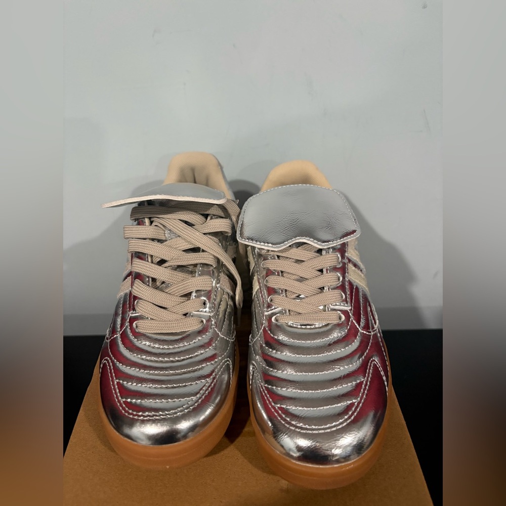 Steve Madden women’s Madrid silver shoe | size 6 | color: silver